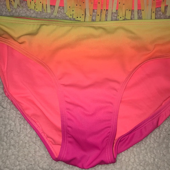 Bikini - Picture 3 of 3